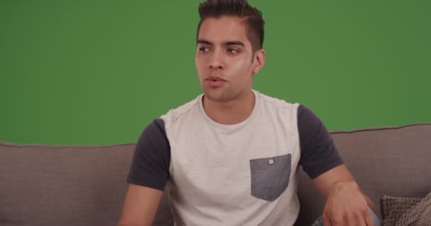 Tânărul Millennial Hispanic Vorbind Camera Ecran Verde Ecranul Verde Pentru — Videoclip de stoc