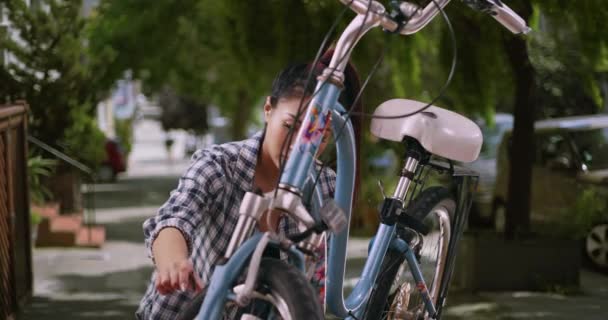 Κινέζα Δίνοντας Ποδήλατο Μια Γρήγορη Tuneup — Αρχείο Βίντεο