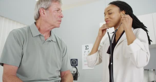 高齢者の呼吸を聞くアフリカの女性医師 — ストック動画