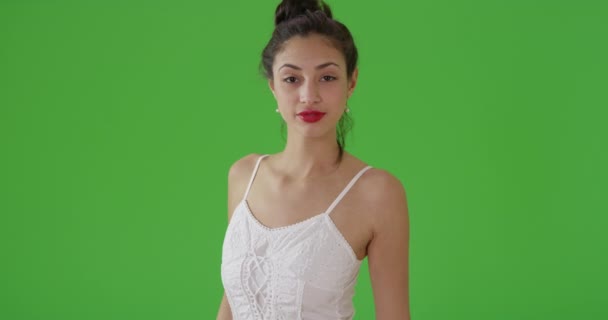 Une Femme Latine Pose Pour Portrait Robe Soleil Sur Écran — Video