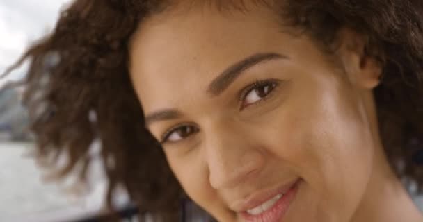 Зблизька Красива Африканська Жінка Радісно Посміхається Біля Тауерський Міст Повільний — стокове відео