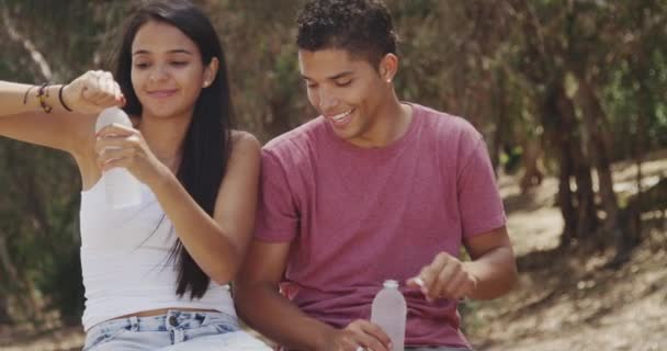 Susamış Meksikalı Çift Içiyor — Stok video