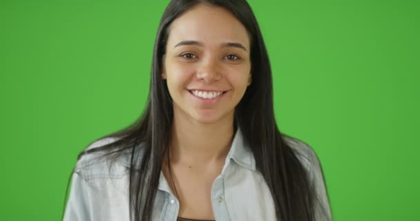 Sokakta Yeşil Ekranda Gülümseyen Genç Bir Kız Anahtar Birleşik Olmak — Stok video