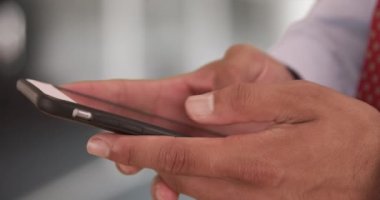 Akıllı telefondan mesaj atan erkek eli mesajlarını kapat. Adam akıllı telefonda mesaj yazıyor ve daktilo ediyor. 4k