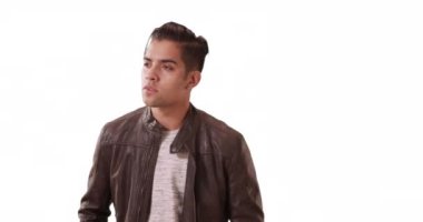 Beyaz arka planda fotokopi alanı olan modaya uygun İspanyol bir adam. Taklit alanı olan deri ceket giyen yakışıklı Latin adamın portresi. 4k