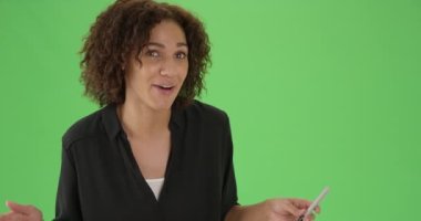 Kameraya bakıp yeşil ekranda ders veren Afrikalı Amerikalı genç bir kızın portresi. Anahtar ya da birleşik olmak üzere yeşil ekranda.