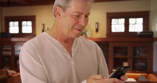 Yetişkin Orta Yaşlı Erkek Cep Telefonu Cihazında Mesaj Okuyor Akıllı — Stok video