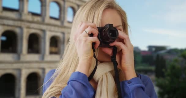 Roma Seyahat Eden Genç Bayan Turist Colosseum Yakınlarında Fotoğraf Çekiyor — Stok video