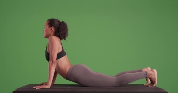 Isolé Mixte Femme Millénaire Race Faisant Yoga Sur Mat Sur — Video