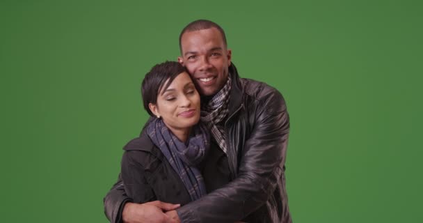 一对非洲裔美国夫妇在绿屏上互相拥抱 在绿色屏幕上键入或合成 — 图库视频影像