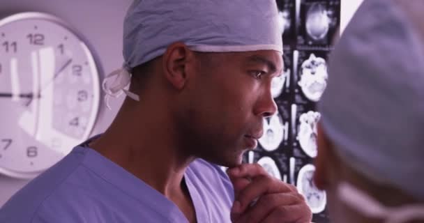 Chirurg Negru Ascultând Coleg — Videoclip de stoc