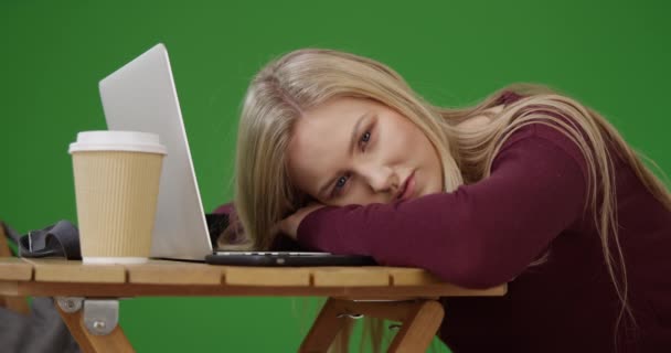 在绿色屏幕上的笔记本电脑上 可爱的年轻女子把头靠在笔记本电脑上的肖像 在绿色屏幕上键入或合成 — 图库视频影像
