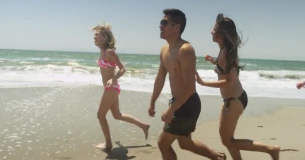 Grupo Jovens Amigos Multi Étnicos Curtindo Correr Praia — Vídeo de Stock