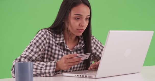 Junge Latina Beim Online Shopping Mit Ihrer Kreditkarte Auf Grünem — Stockvideo