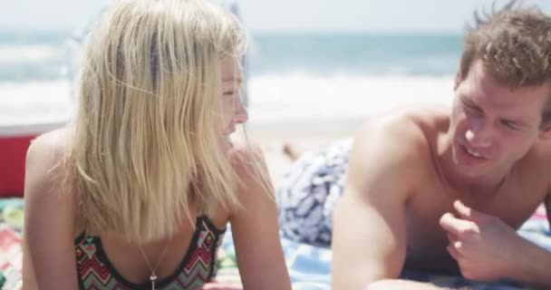 Gelukkige Paar Jonge Witte Vrienden Liggend Het Zand Het Strand — Stockvideo