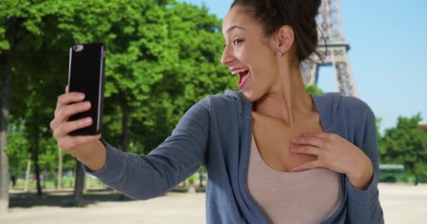 迷人的拉丁美女在艾菲尔铁塔附近自拍 快乐的游客在巴黎用手机为自己拍照 — 图库视频影像