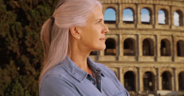 Kedves Idős Turista Városnézés Rómában Boldog Mosolygós Érett Áll Colosseum — Stock videók