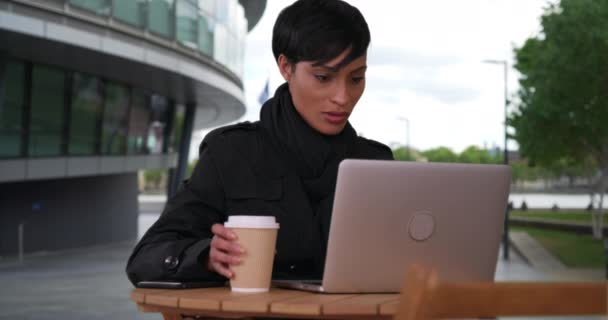 Африканская Женщина Сидящая Снаружи Лондоне Пишет Своему Другу Соцсетях Через — стоковое видео