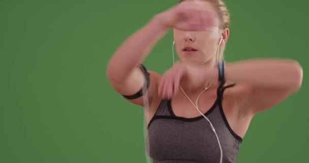 Yeşil Ekranda Koşan Kadın Koşucu Anahtar Birleşik Olmak Üzere Yeşil — Stok video