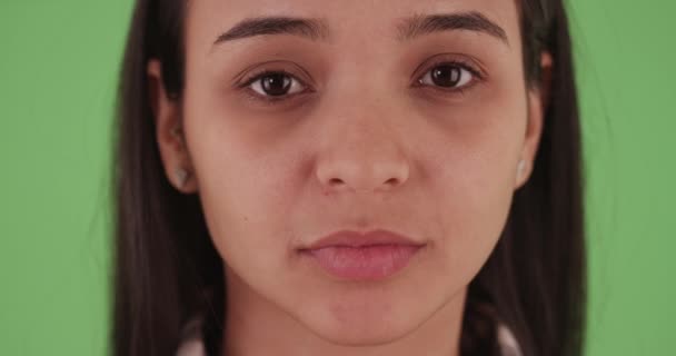 Közelkép Egy Latin Lányról Amint Kamerát Nézi Zöld Képernyőn Zöldfelületen — Stock videók