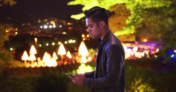 Modaya Uygun Genç Latin Adam Gece Vakti Açık Havada Mesajlaşıyor — Stok video