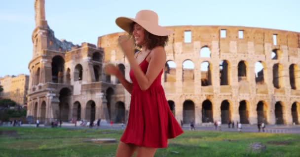Гарненька Змішана Раса Танцює Червоній Сукні Біля Колізею Дбайлива Тисячолітня — стокове відео