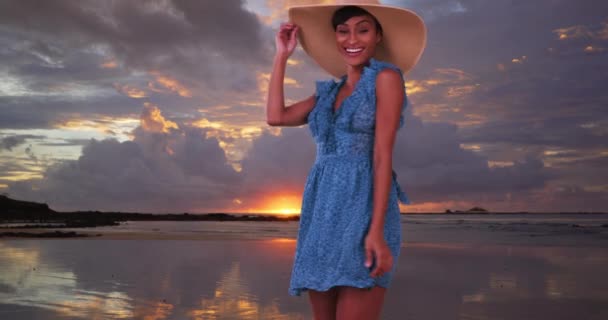 Schwarze Frau Blauem Sonnenkleid Und Sonnenhut Tanzt Und Lächelt Strand — Stockvideo