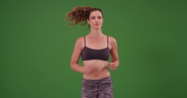 Yeşil ekranda koşan esmer kadının ön görüntüsü. Anahtar ya da birleşik olmak üzere yeşil ekranda.