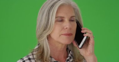 Olgun beyaz kadın bir cep telefonu üzerinde söz closeup