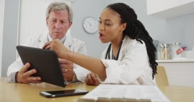 Birlikte ofiste çalışan doktorlar