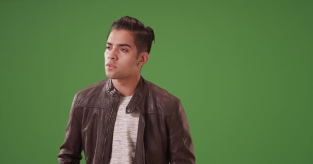 Millennial Latino Muž Příjem Mobilní Telefon Zelené Obrazovce Zelené Obrazovce — Stock video