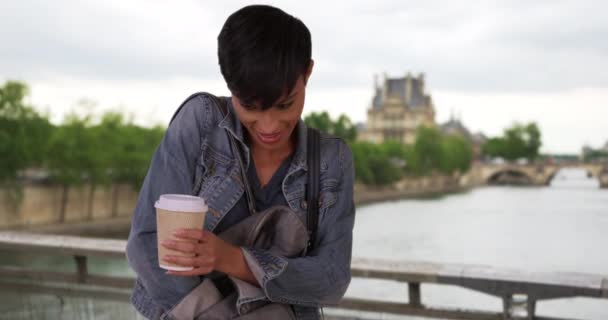 Hezká Afroameričanka Francii Vytáhne Telefon Poté Obdržela Oznámení Černá Kráska — Stock video