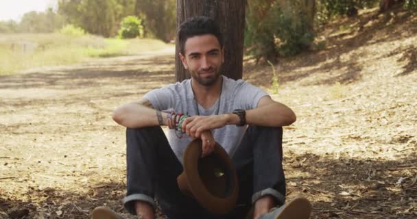 Atraktivní Muž Hispánského Sedí Venku Usmívá Kameru — Stock video