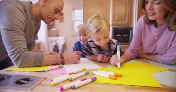 Bonito Família Caucasiana Passar Tempo Juntos Desenho — Vídeo de Stock