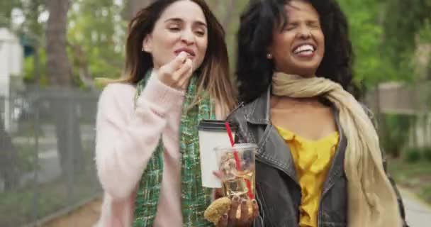 Terlalu Bahagia Dan Wanita Bersemangat Tersenyum Dengan Teman — Stok Video