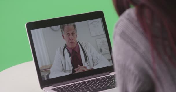 緑の画面で彼女のラップトップ上の上級医師と話す女性 緑の画面でキーまたは構成されます — ストック動画
