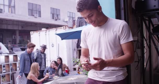 Jeune Homme Hipster Attrayant Texter Téléphone Lors Une Fête Cool — Video