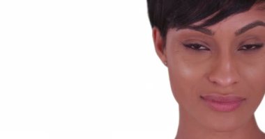 Beyaz arka planda yüzünde küçük bir gülümseme olan güzel bir kadına yaklaş. 20 'li yaşlarda kısa saçlı, siyah bir kadın..