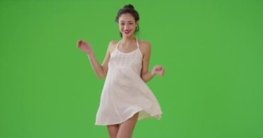 İspanyol bir kadın yeşil ekranda kamerayla flört ediyor. Anahtar ya da birleşik olmak üzere yeşil ekranda.