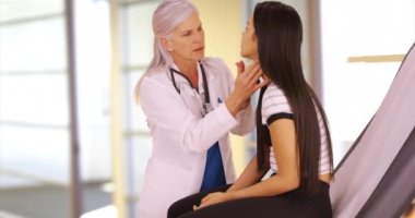 Yaşlı bir doktor genç bir kıza sağlık kontrolü yapar. Genç bir delikanlı yıllık check-up yaptırıyor. 4k