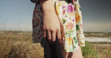 Genç hippi kızın eline yakın çekim