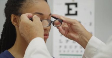 Yeni gözlüklerini üzerinde çalışan bir kadına