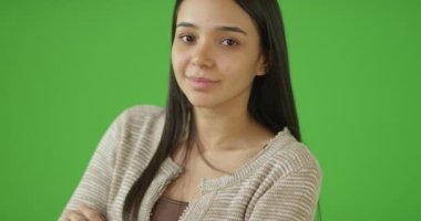 Yeşil ekranda gülümseyen genç bir kız. Anahtar ya da birleşik olmak üzere yeşil ekranda.