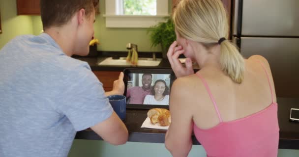Jeune Couple Parlant Avec Des Amis Ligne Sur Tablette — Video