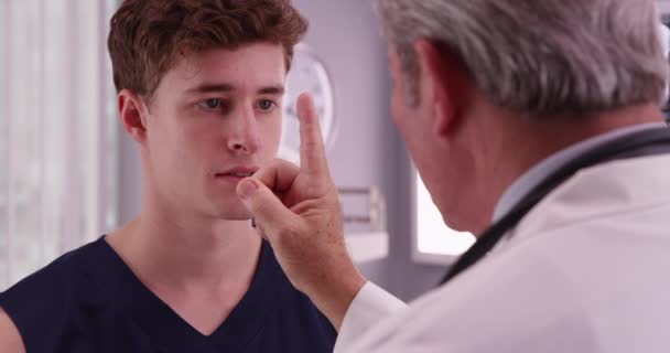 年轻的白种人体育运动员有医生检查视力的肖像 — 图库视频影像