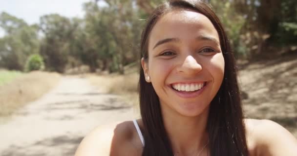 Jovem Menina Hispânica Tomando Fiação Selfie Livre — Vídeo de Stock