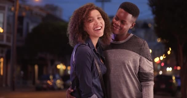 Milenial Afrika Amerika Pasangan Berpose Untuk Potret Malam Hari San — Stok Video
