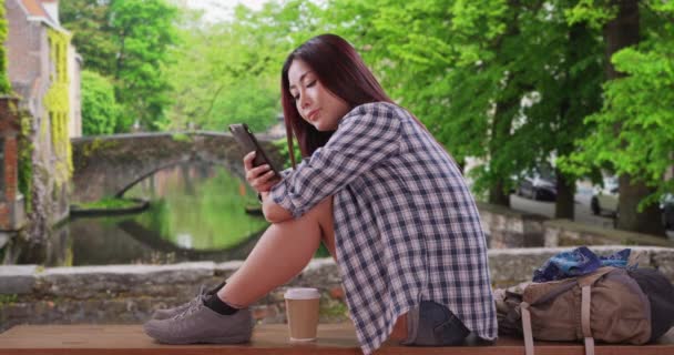 Leuke Japanse Vrouw Die Berichten Afluistert Haar Mobiele Telefoon Gelukkig — Stockvideo
