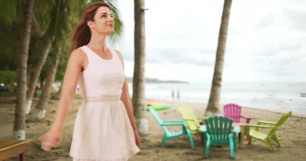 Молодая Счастливая Женщина Стоящая Пляже Чувствующая Океанский Бриз Брюнетка Возрасте — стоковое видео