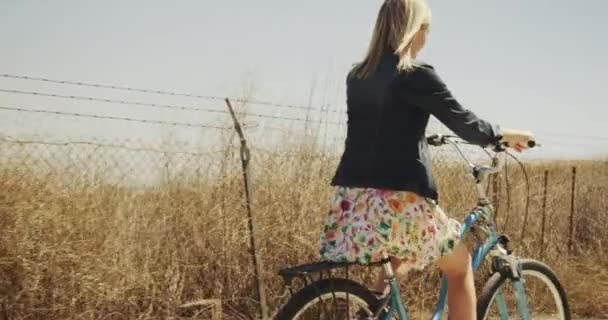 Sexy Femme Blonde Équitation Vélo Plein Air — Video